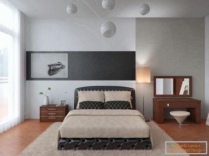 Uma cama grande no estilo minimalista é estofada em couro. Uma solução interessante para um quarto elegante.