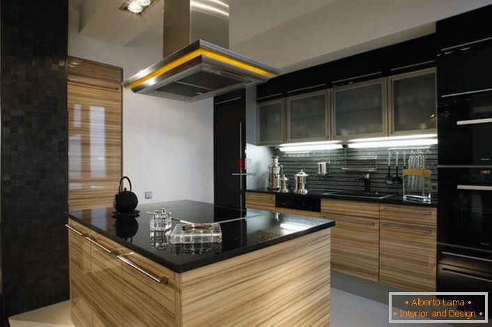 As cozinhas no estilo do minimalismo são atraentes com planejamento adequado. Uma característica distintiva do estilo é a colocação da superfície de trabalho da cozinha no centro da sala.
