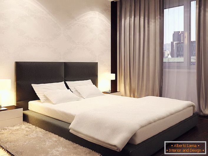 A cama no estilo minimalista se assemelha a um pódio baixo. A cabeceira alta e macia torna o design mais suave e suave.