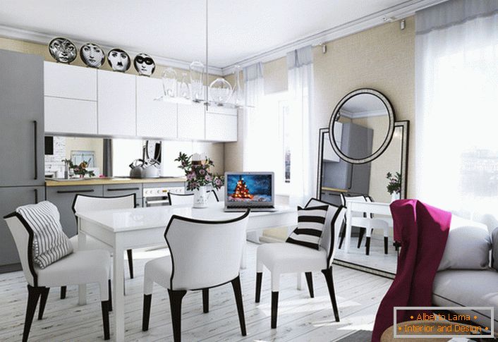 O exemplo correto de móveis para a cozinha no estilo do ecletismo.