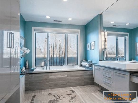 Interior de casa de banho em foto de cores azul e cinza
