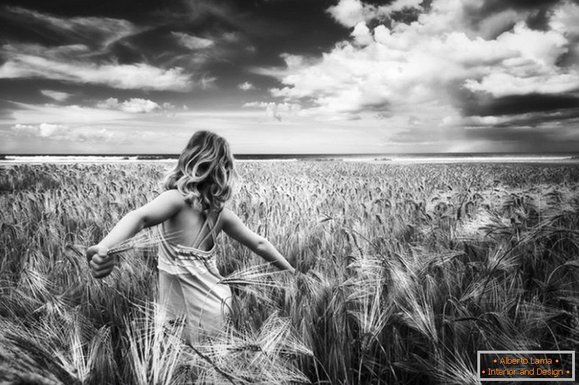 Foto preto e branco de uma menina em um campo de trigo