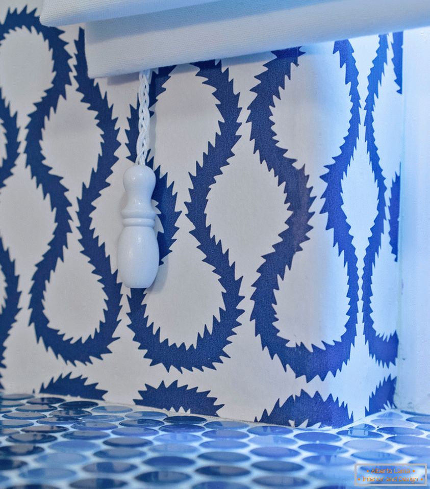 Decoração azul e branca de uma pequena casa de banho