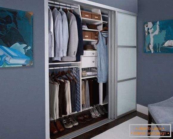 Compartimento de guarda-roupa embutido no quarto - enchendo o nicho dentro