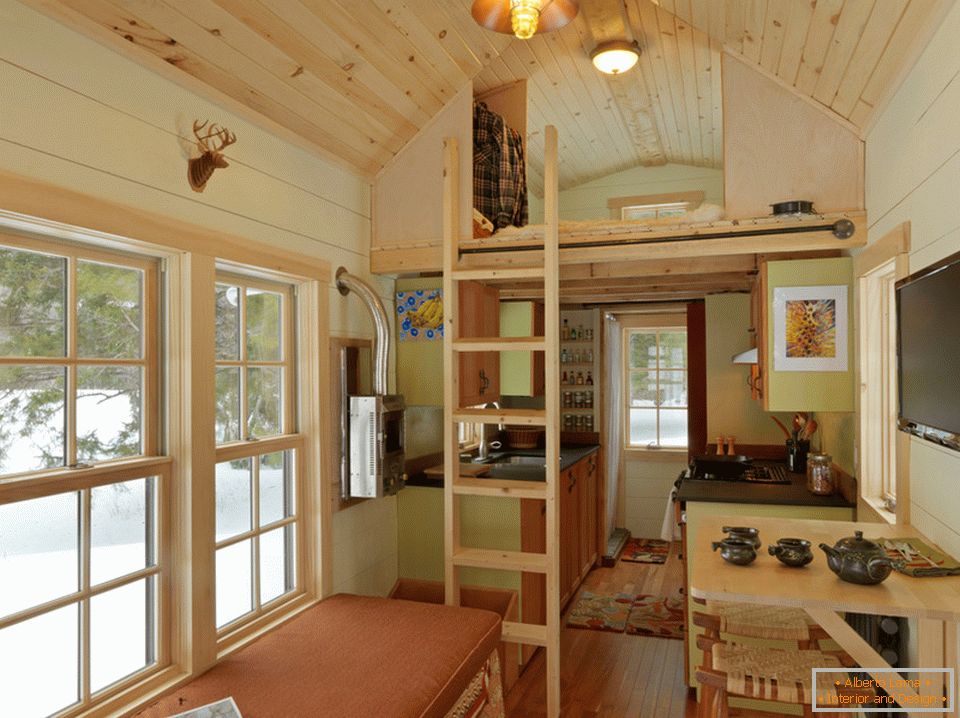 Interior de uma pequena casa de campo de dois níveis