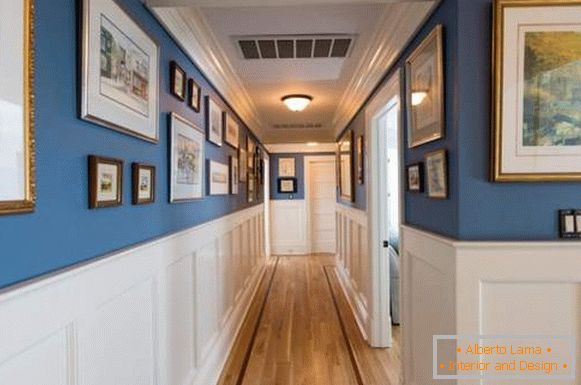 O segundo andar de uma casa particular é uma ideia para decorar um corredor