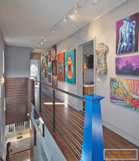Variantes do segundo andar de uma casa particular - uma galeria com pinturas nas paredes