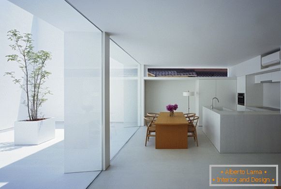 Interior minimalista de uma casa de campo