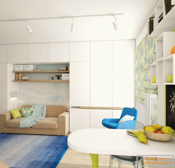 Interior de um pequeno apartamento com detalhes brilhantes