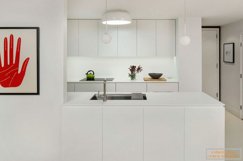 Interior da cozinha em branco com manchas brilhantes