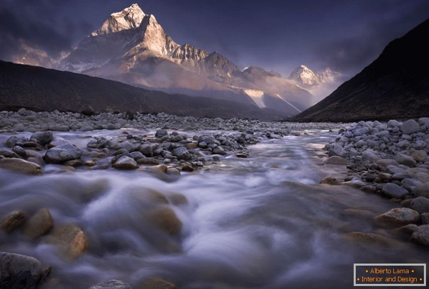 Rio de montanha do Nepal