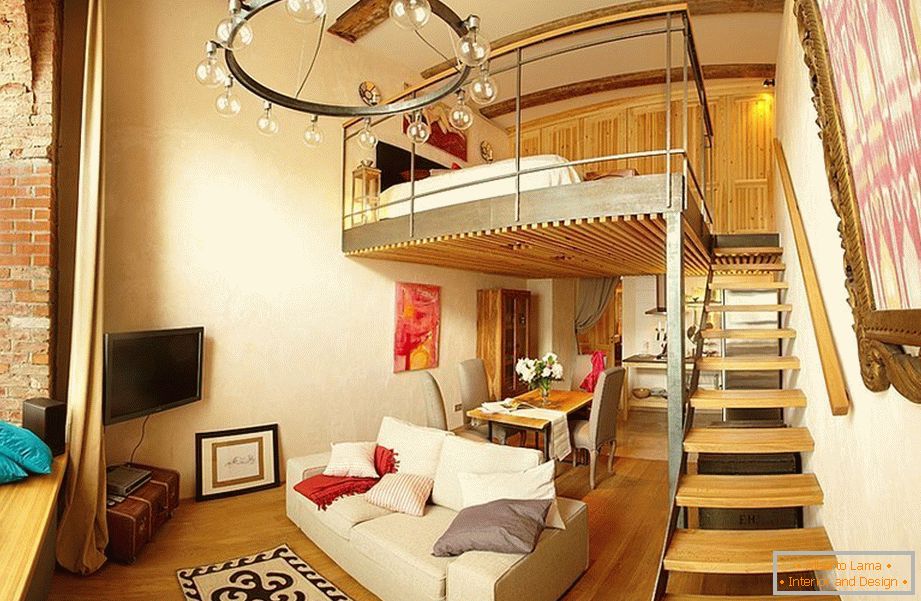 O segundo nível em um apartamento com tetos altos