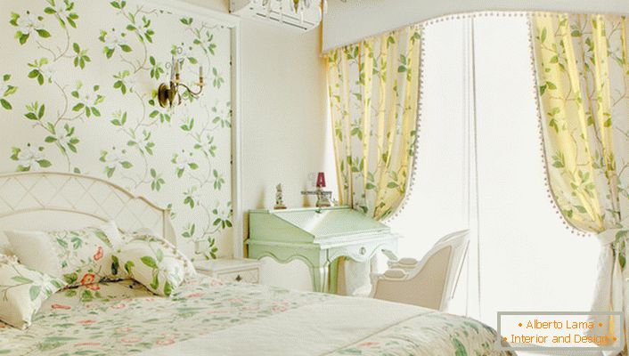 Os motivos florais usados ​​para decorar as paredes do quarto das meninas também podem ser rastreados em cortinas e roupas de cama. 