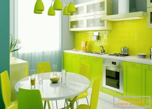 Bela cozinha verde no interior do apartamento