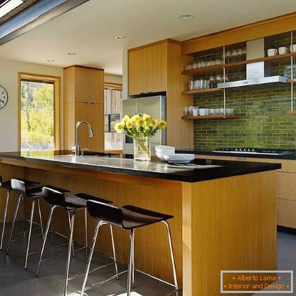 verde-azulejo-madeira-móveis-na-cozinha