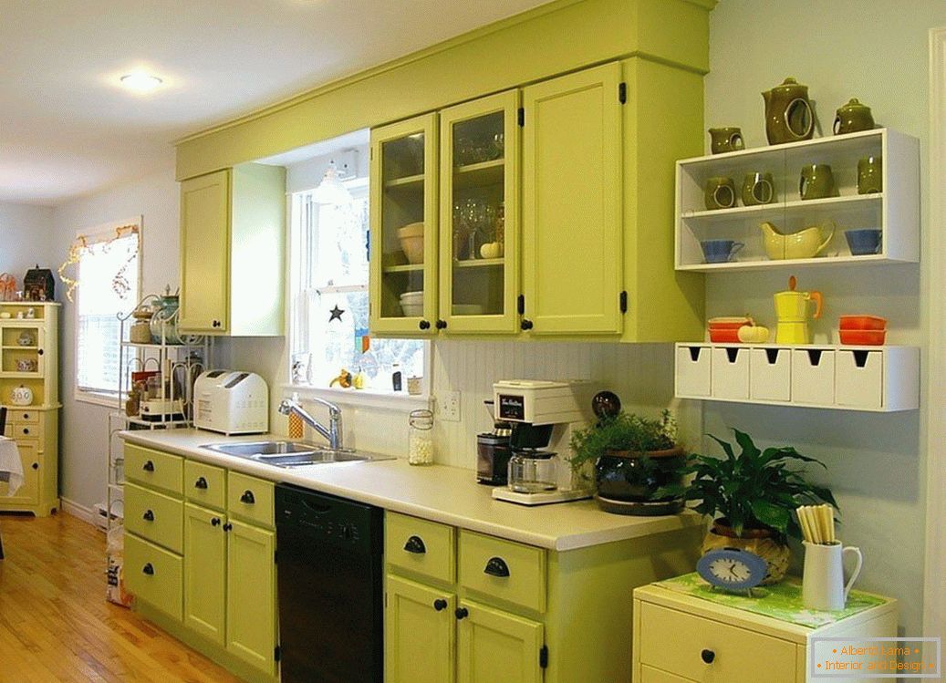 Paredes brancas e cozinha verde clara