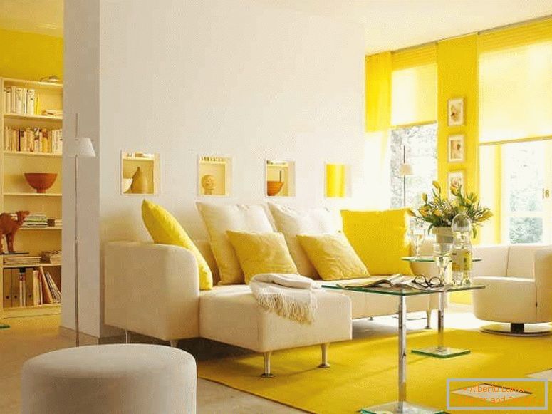 Sala de estar amarela solar