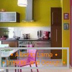 Cozinha com paredes amarelo-violeta
