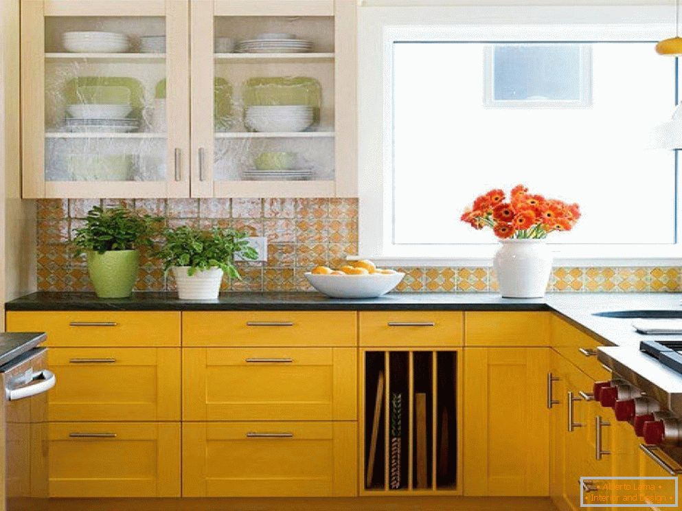 Móveis de cozinha com fachadas amarelas