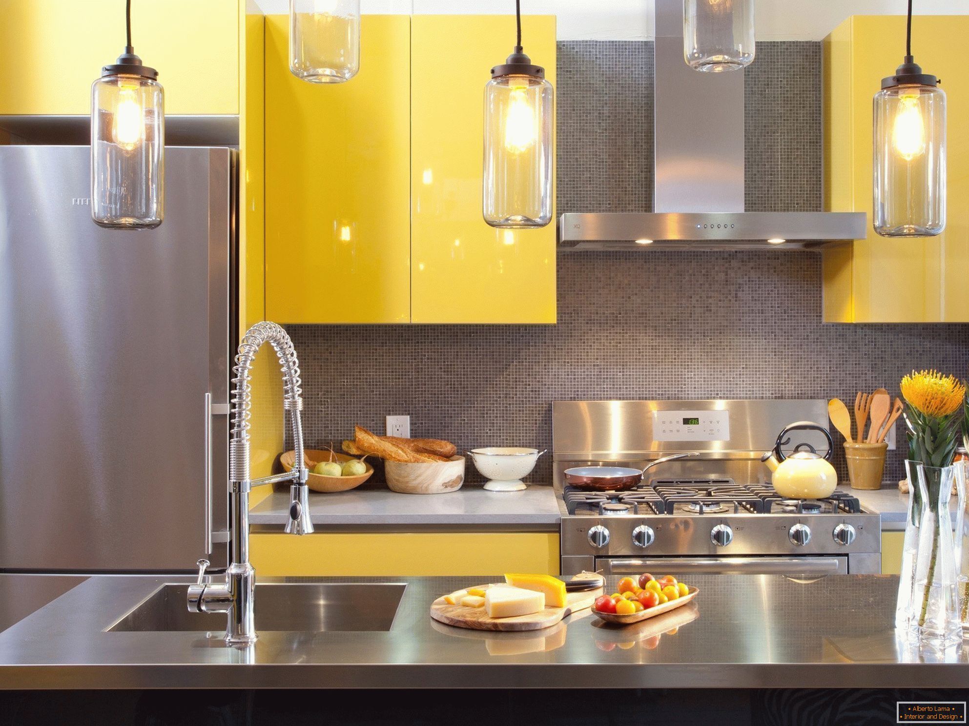 Cozinha com móveis amarelos