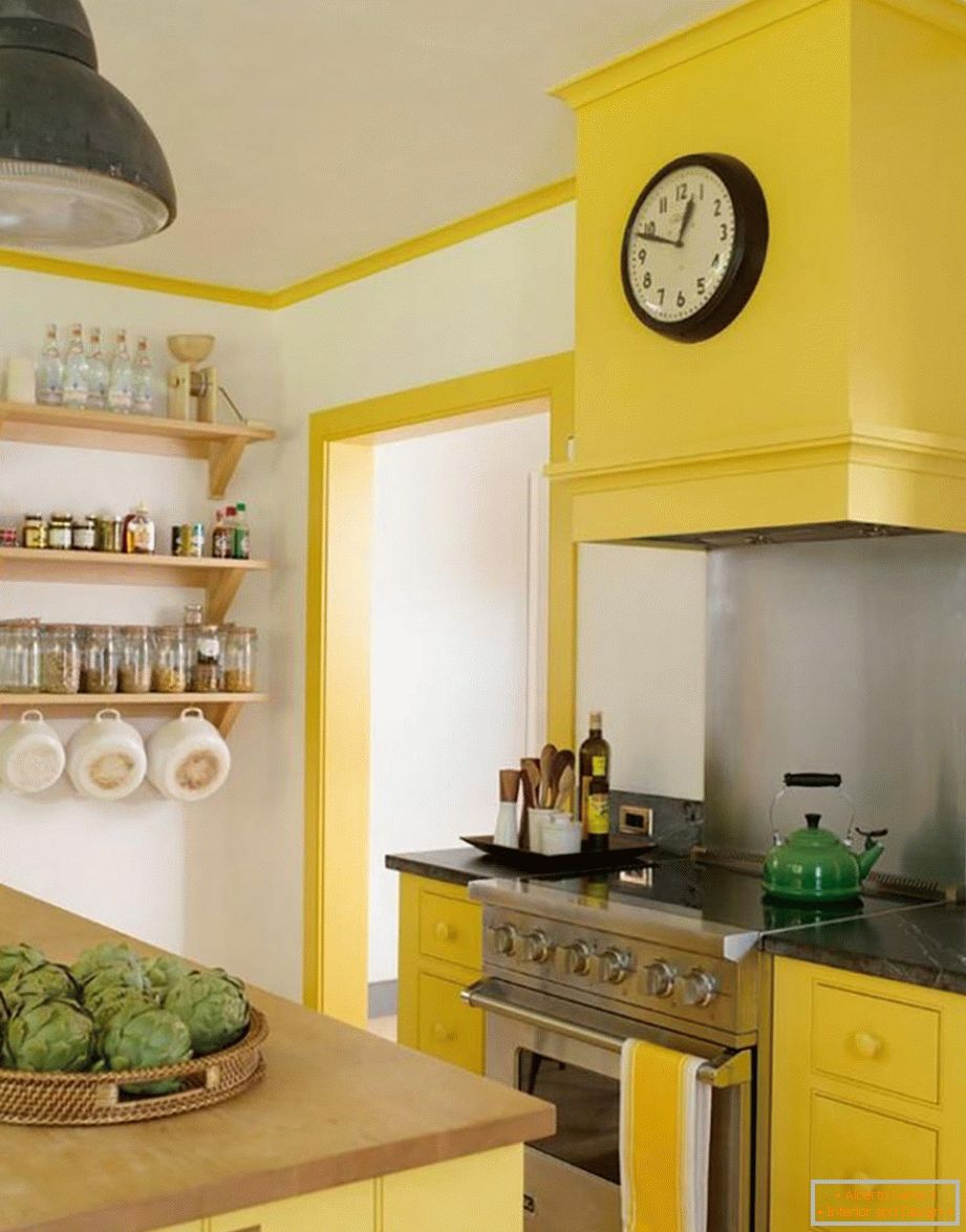 A combinação de cores brancas, cinzas e amarelas na cozinha