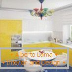 Branco e interior com um lustre brilhante