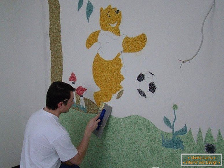 O homem atrai Winnie the Pooh na parede no berçário