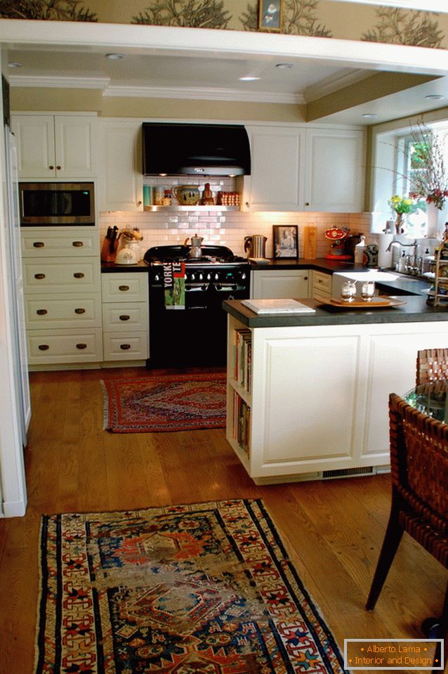 Interior de uma pequena cozinha со стеллажами