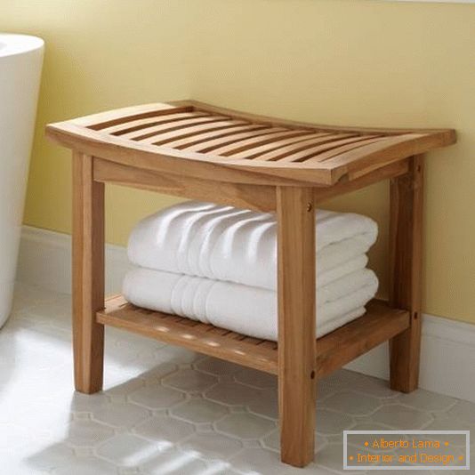 Cadeira de madeira para o banheiro