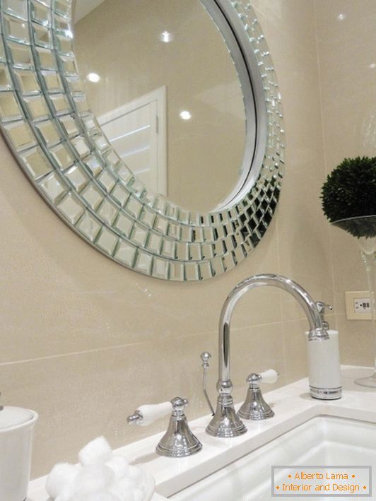 Espelho elegante sobre a pia no banheiro