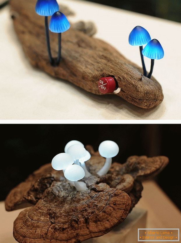 Lâmpada LED em forma de cogumelos em um pedaço de madeira