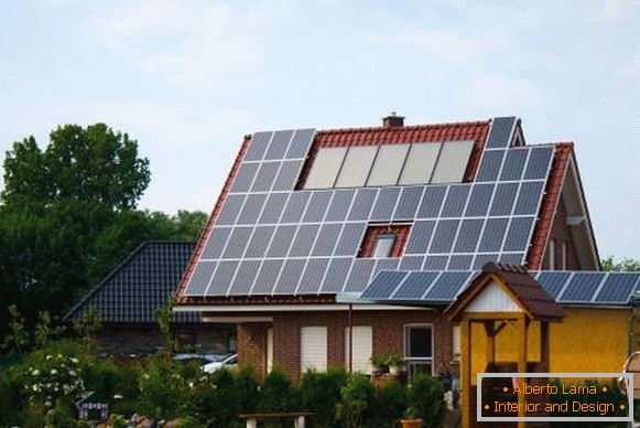 Casa com painéis solares para eletricidade autônoma