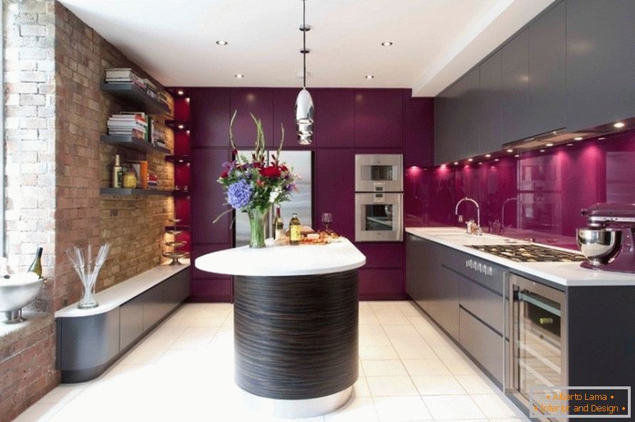 Cozinha com inserções lilás brilhantes