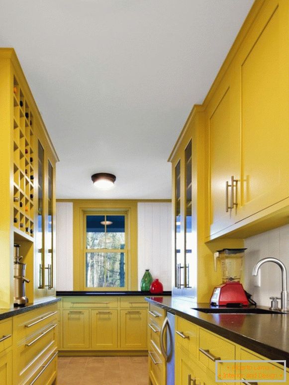 Cozinha com mobília amarela brilhante