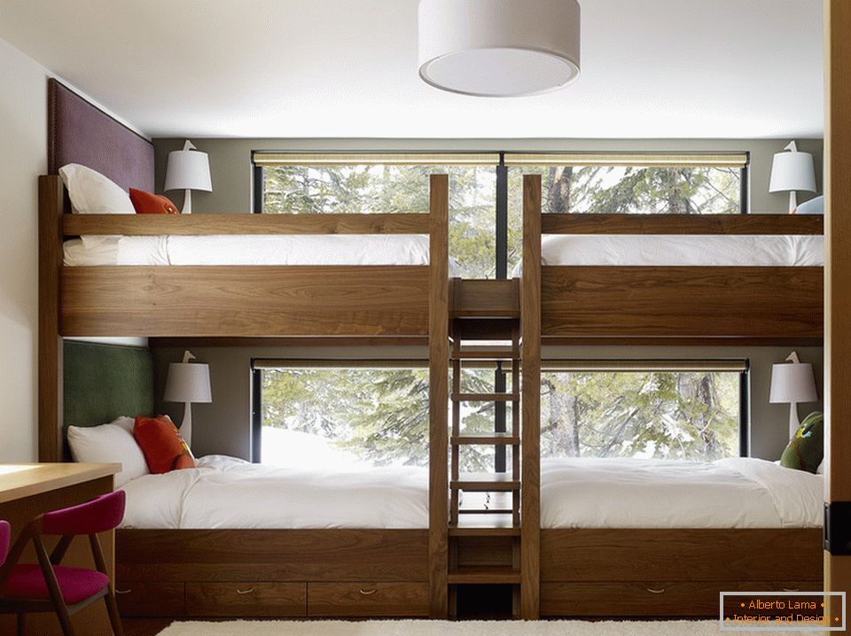 Dois níveis de quatro camas em um berçário