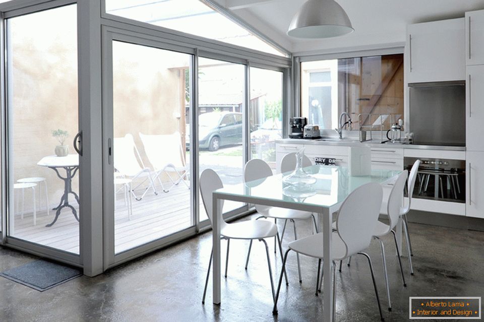 Cozinha e sala de jantar na cor branca