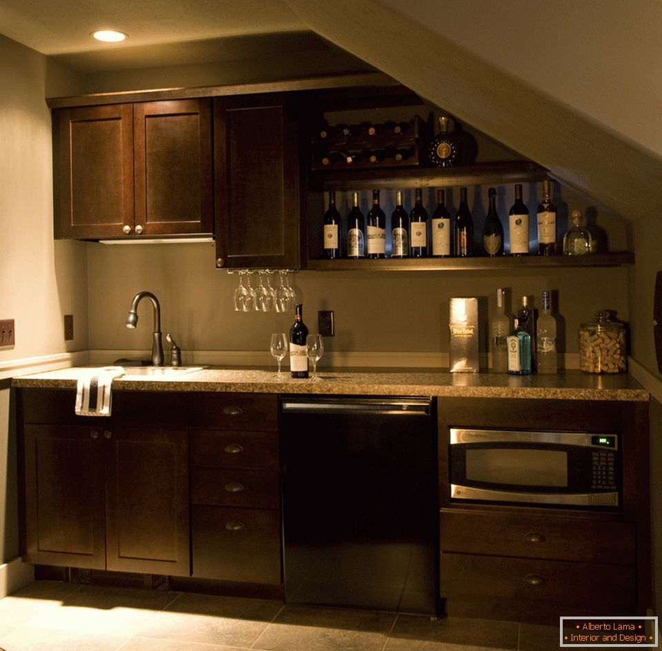 Interior moderno e elegante de uma mini-cozinha em uma cor escura