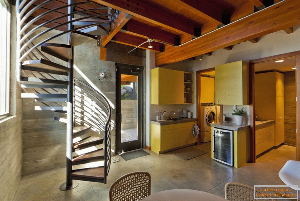Um elegante moderno interior kitchenette com uma escada em espiral