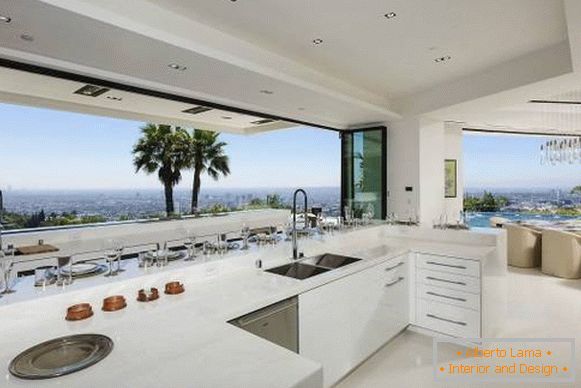 Design de uma cozinha branca com uma vista luxuosa