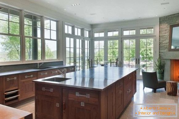 Projeto de cozinha com grandes janelas na casa de Bruce Willis