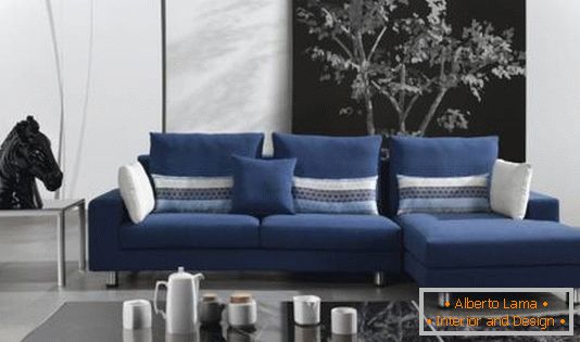 sala de estar preto-e-branco-com-azul-sofá