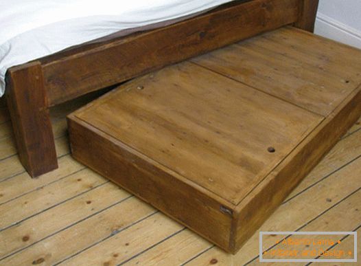 Caixa de madeira debaixo da cama