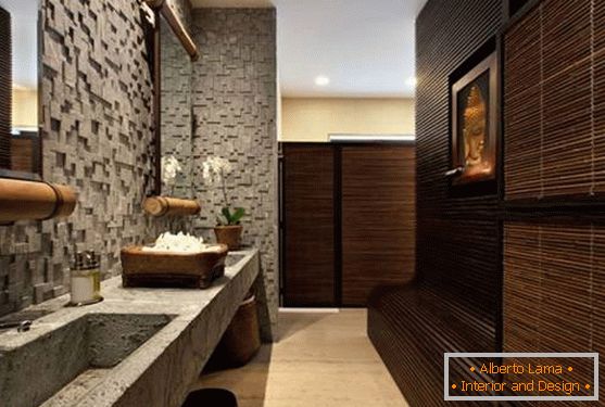 Casa de banho com motivos asiáticos e texturas naturais