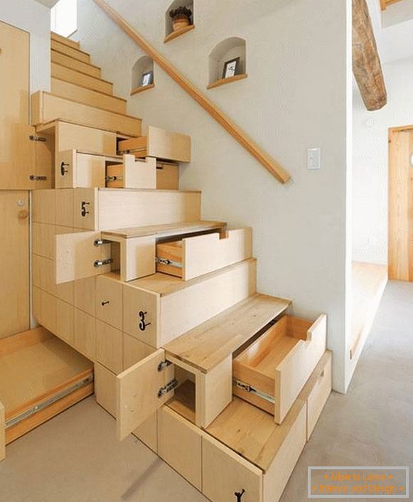 escada com gavetas