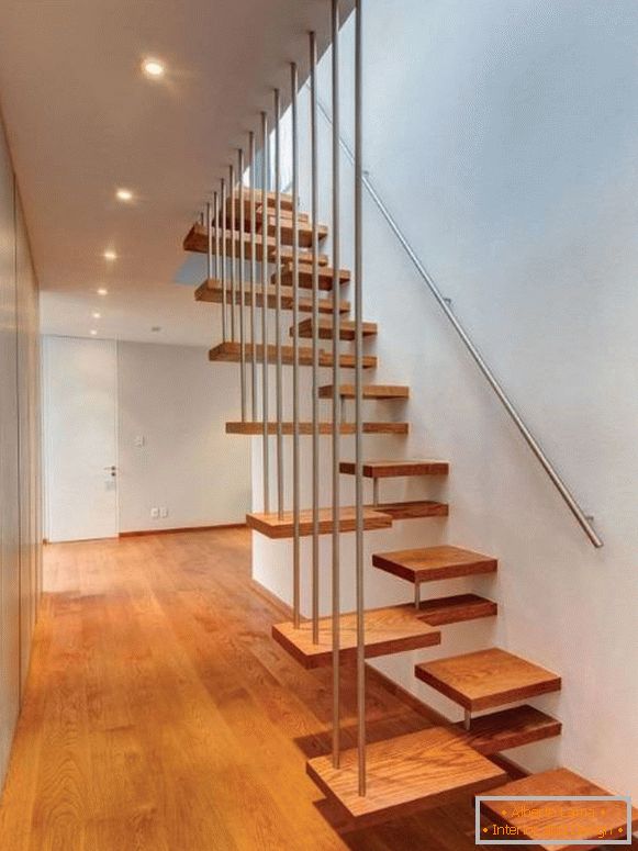 Lâmpadas escondidas de madeira do trilho minimalista das escadas de madeira originais