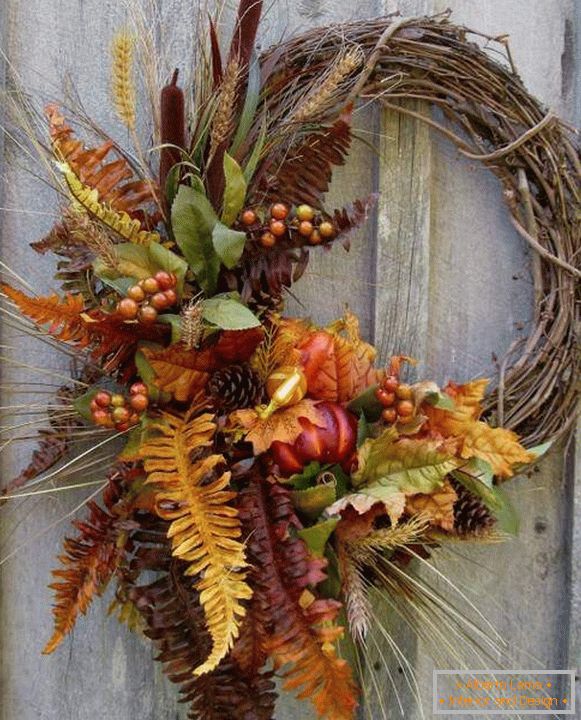 Grinaldas de outono de material natural - uma seleção de fotos
