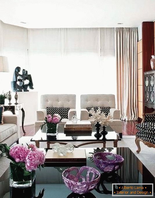 Cores roxas e preto e brancas na sala de estar