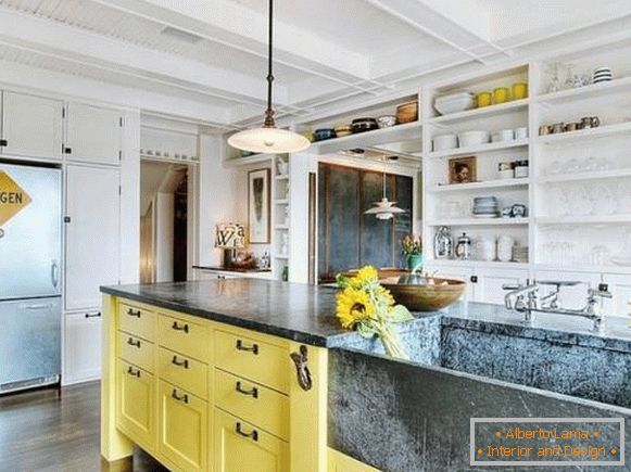 Design de cozinha com armários altos e ilha amarela