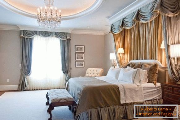 Belas cortinas e um dossel no quarto em estilo clássico