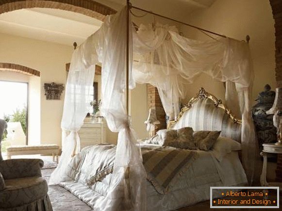 Belo quarto romântico com cama de dossel